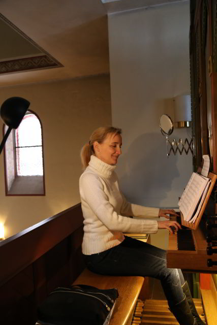 Organistin Frau Wehling spielt in Coppengrave