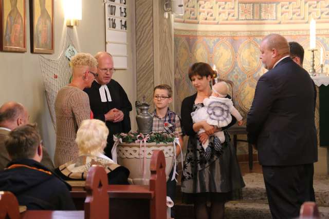 Tauferinnerung mit Taufe von Mia Hauptmann in der Sommerkirche in Coppengrave