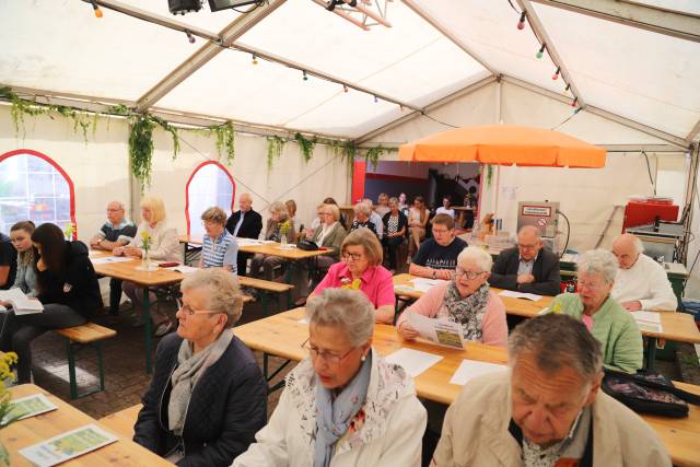 Gottesdienst im Zelt beim Dorffest in Fölziehausen