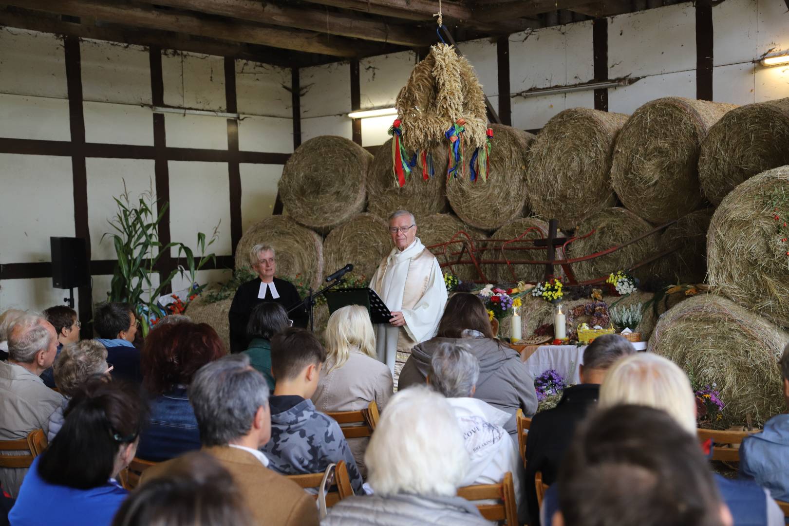 Ökumenisches Erntedankfest in der Reithalle in Coppengrave