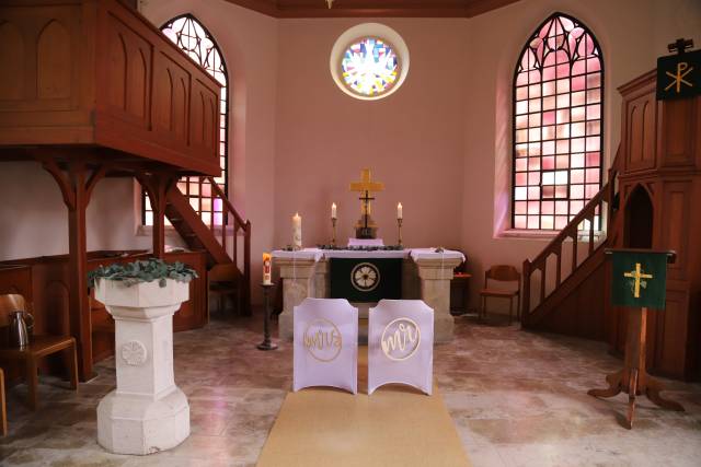 Trauung von Janina und Sven Höper und Taufe von Jolina Höper in der St. Maternunskapelle in Weenzen