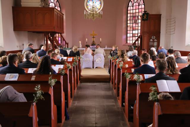 Trauung von Janina und Sven Höper und Taufe von Jolina Höper in der St. Maternunskapelle in Weenzen