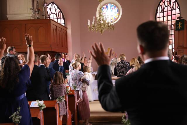 Trauung von Janina und Sven Höper und Taufe von Jolina Höper in der St. Maternunskapelle in Weenzen