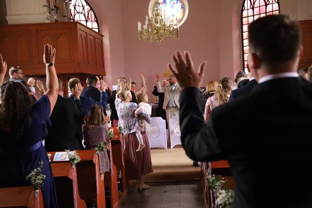 Trauung von Janina und Sven Höper und Taufe von Jolina Höper in der St. Maternunskapelle in Weenzen