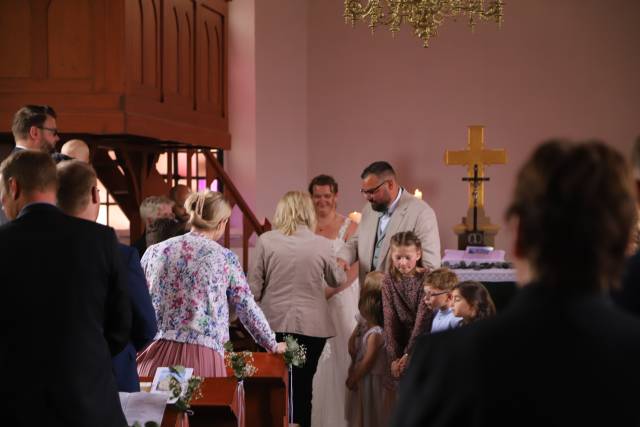 Trauung von Janina und Sven Höper und Taufe von Jolina Höper in der St. Maternunskapelle in Weenzen