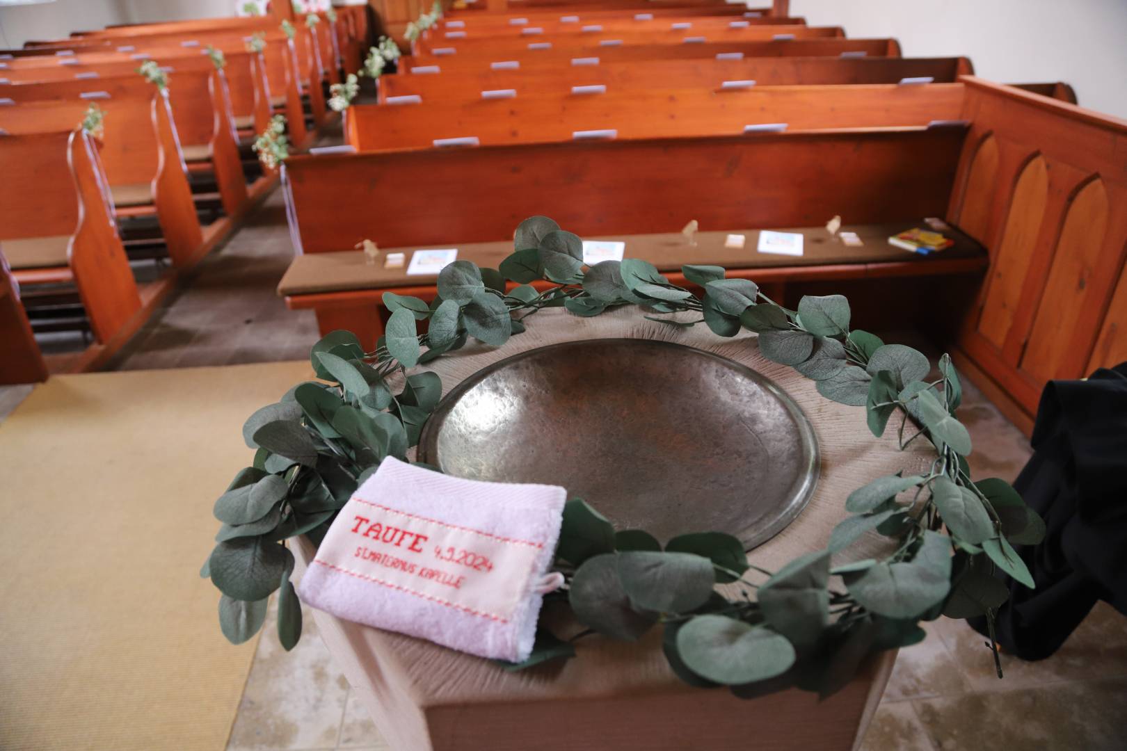 Trauung von Janina und Sven Höper und Taufe von Jolina Höper in der St. Maternunskapelle in Weenzen