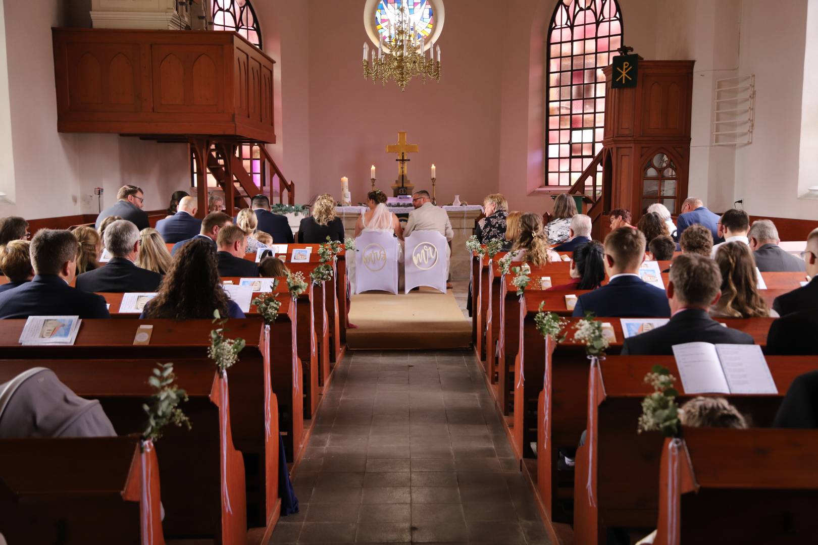 Trauung von Janina und Sven Höper und Taufe von Jolina Höper in der St. Maternunskapelle in Weenzen