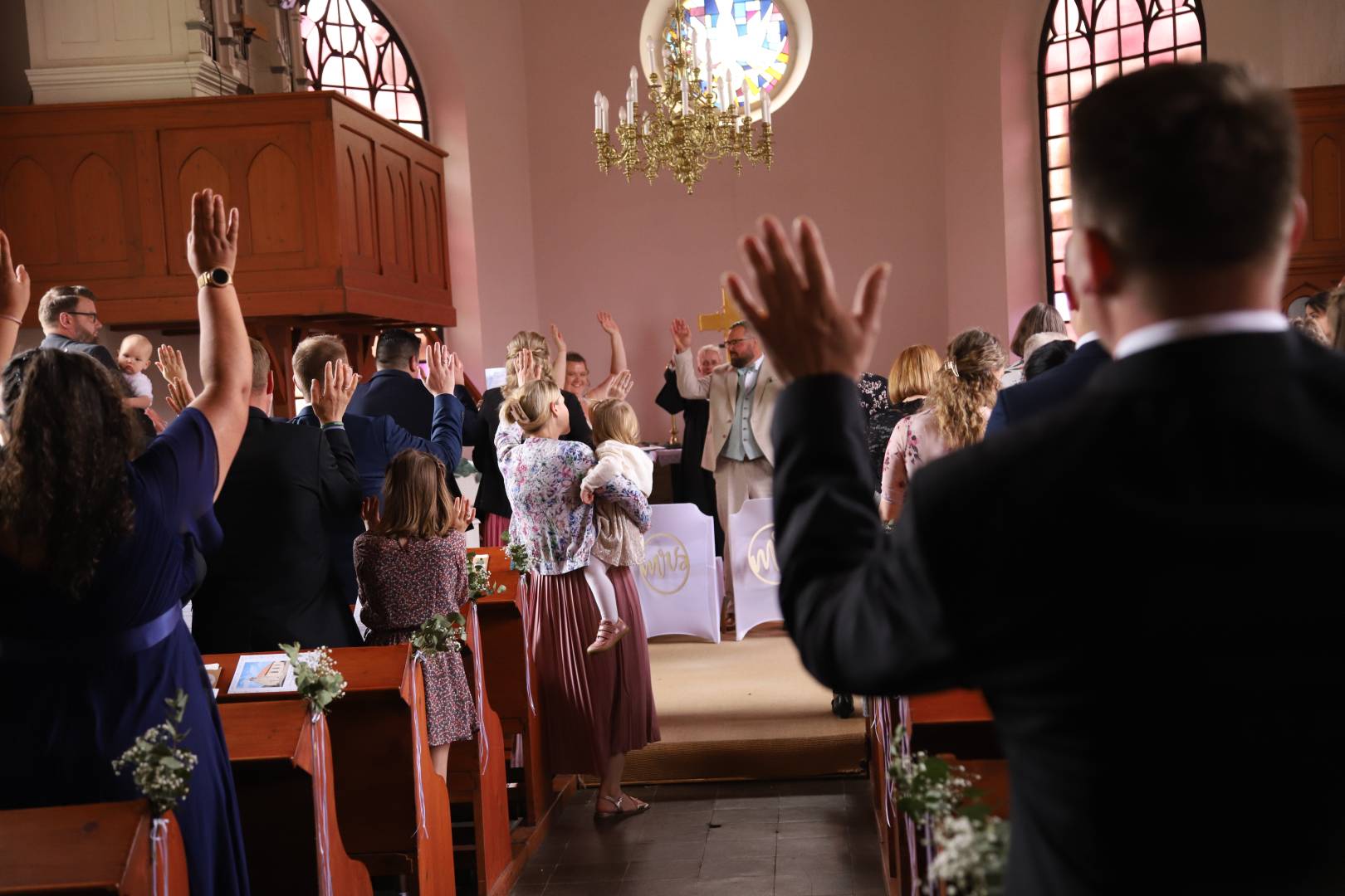 Trauung von Janina und Sven Höper und Taufe von Jolina Höper in der St. Maternunskapelle in Weenzen