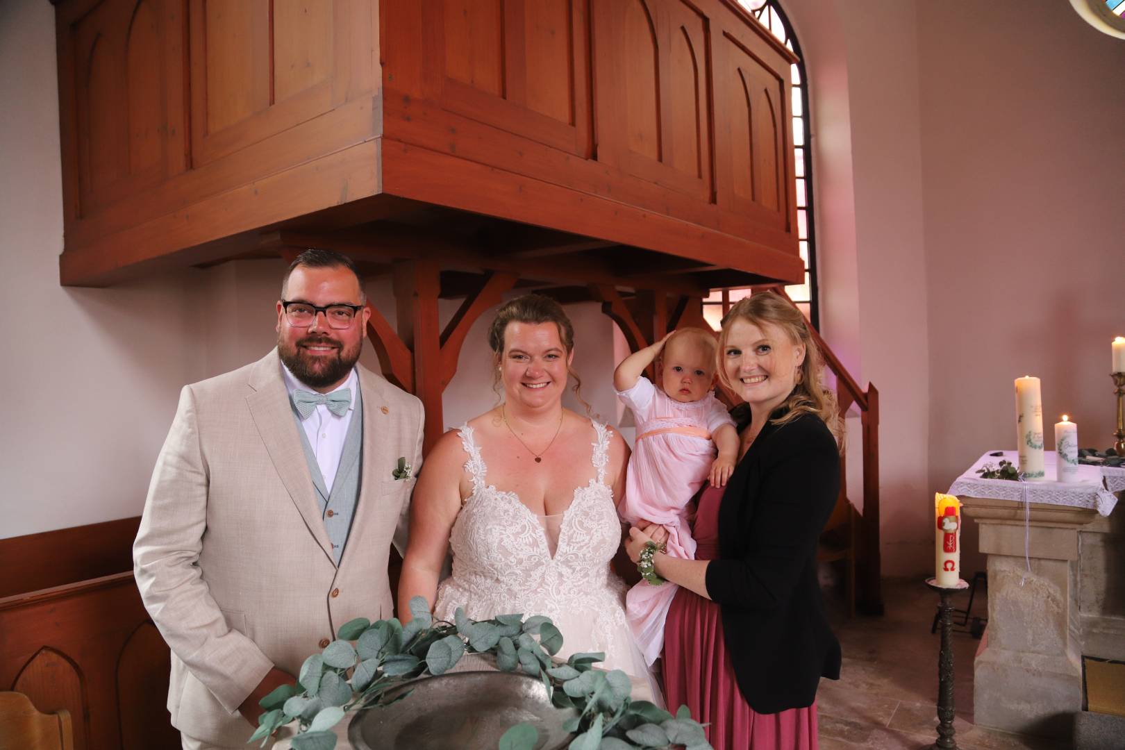 Trauung von Janina und Sven Höper und Taufe von Jolina Höper in der St. Maternunskapelle in Weenzen