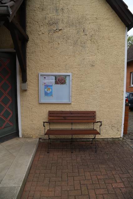 Neue Bank vor der St. Johannis Kapelle