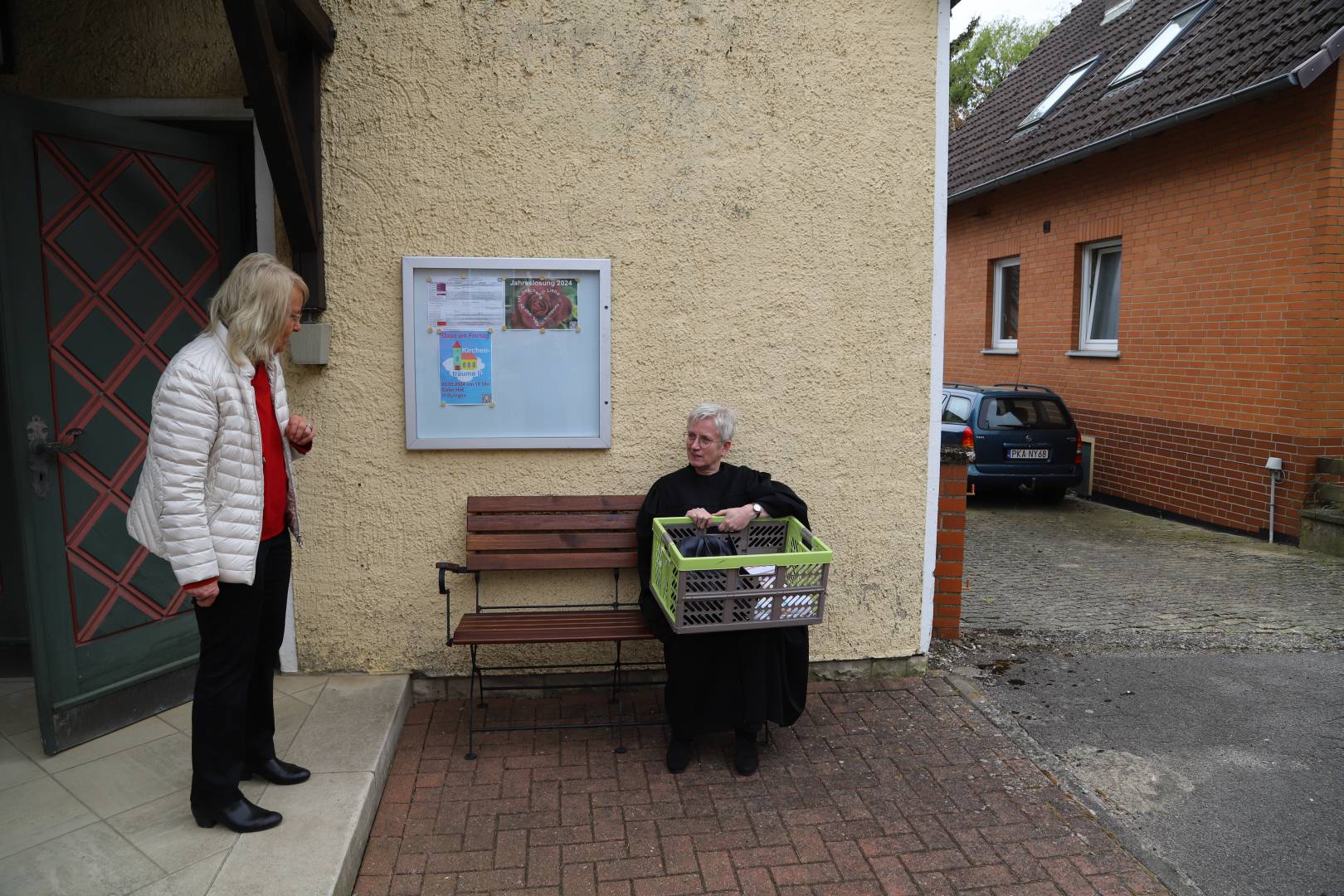 Neue Bank vor der St. Johannis Kapelle