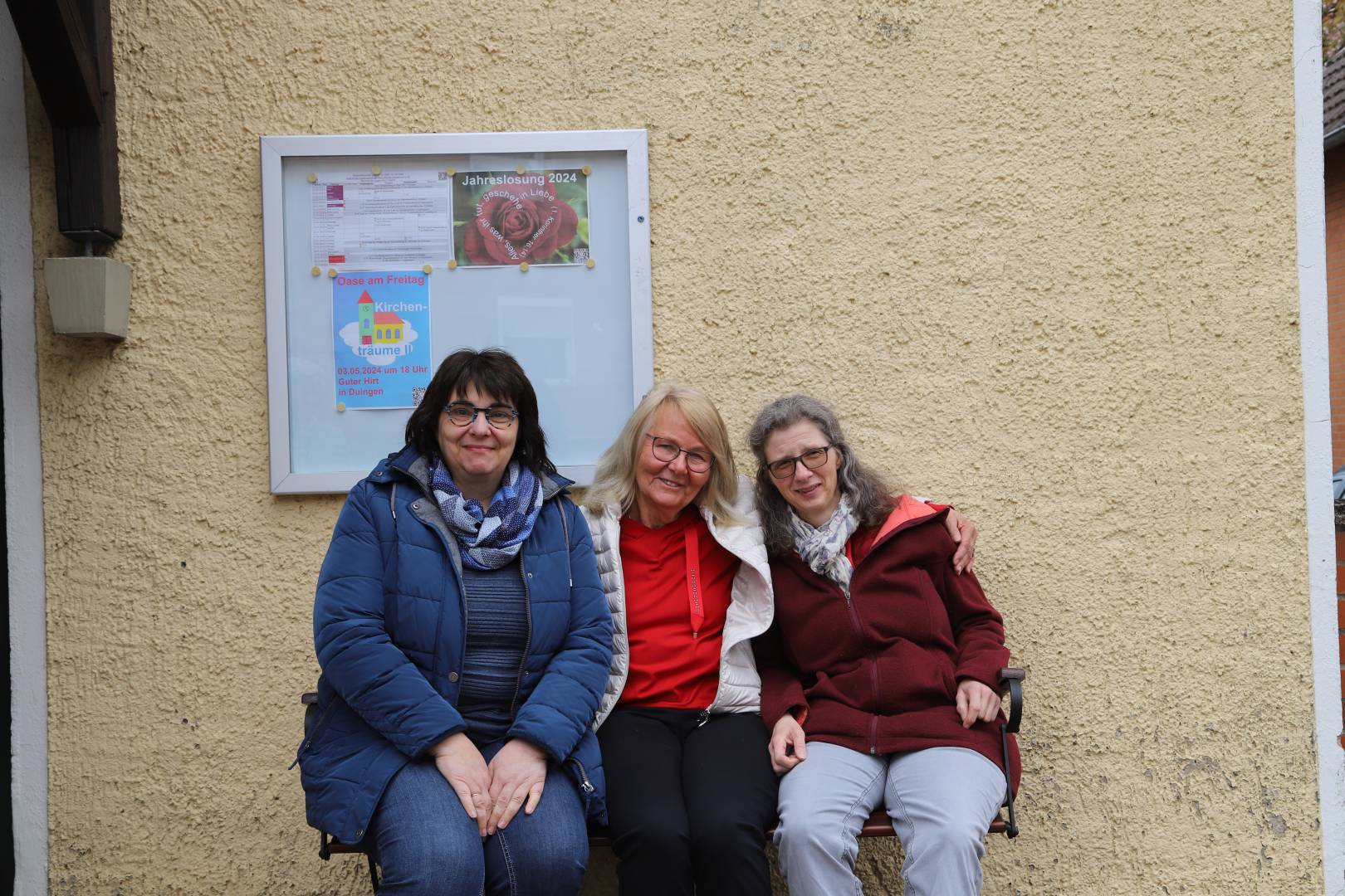 Neue Bank vor der St. Johannis Kapelle