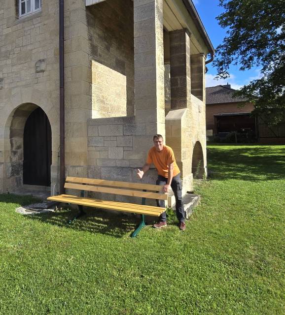 Friedhelm Hermes saniert drei Bänke