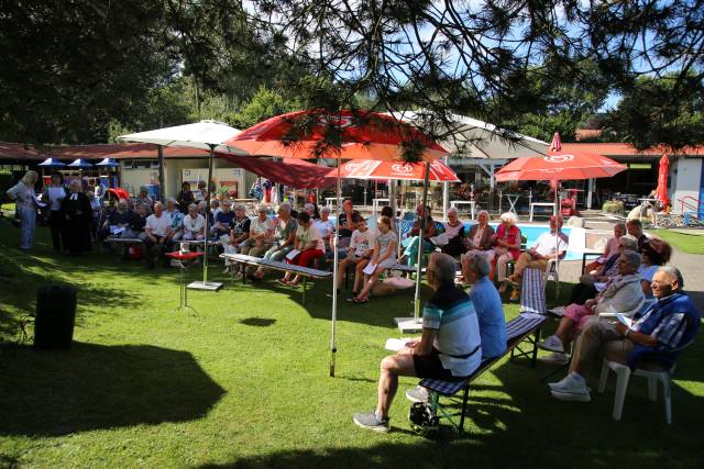 Freiluftgottesdienst im Hilsbad bei herrlichem Wetter