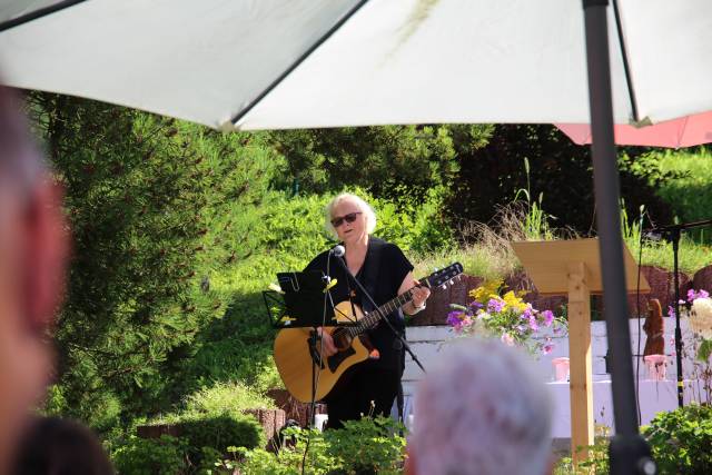 Freiluftgottesdienst im Hilsbad bei herrlichem Wetter