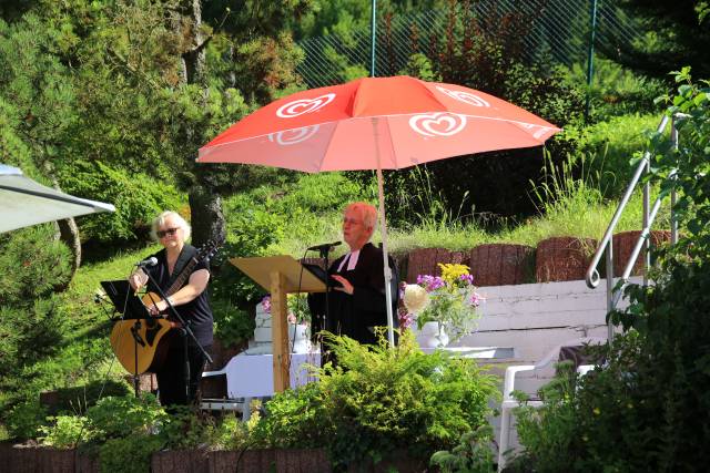 Freiluftgottesdienst im Hilsbad bei herrlichem Wetter