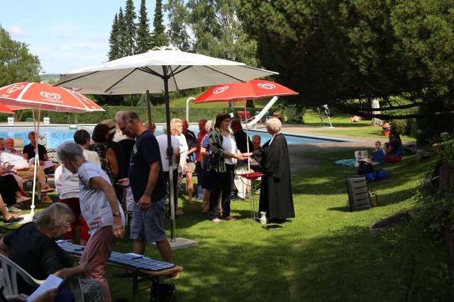 Freiluftgottesdienst im Hilsbad bei herrlichem Wetter