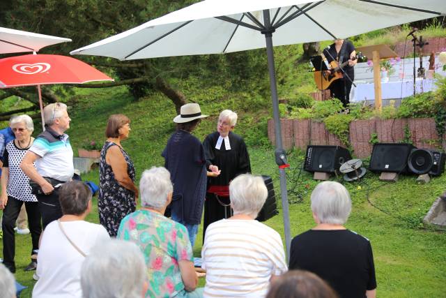 Freiluftgottesdienst im Hilsbad bei herrlichem Wetter