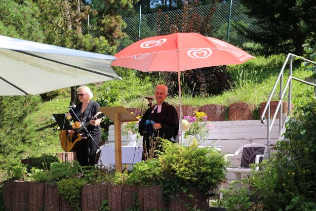 Freiluftgottesdienst im Hilsbad bei herrlichem Wetter