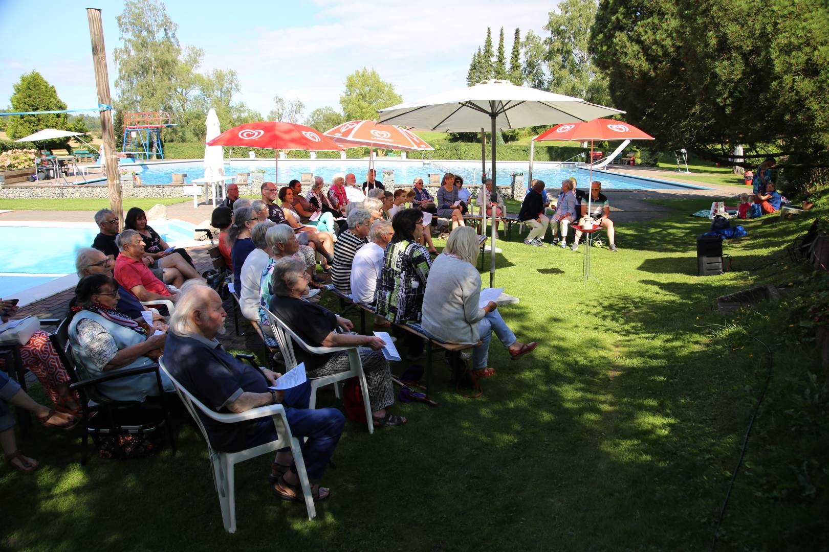 Freiluftgottesdienst im Hilsbad bei herrlichem Wetter