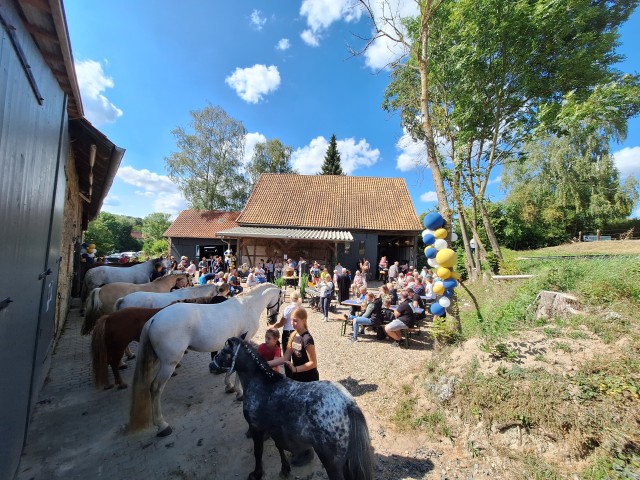 Impressionen von der Andacht zum Reitstalljubiläum mit Pferdesegnung