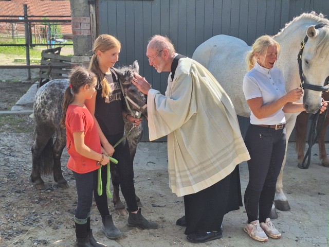 Impressionen von der Andacht zum Reitstalljubiläum mit Pferdesegnung