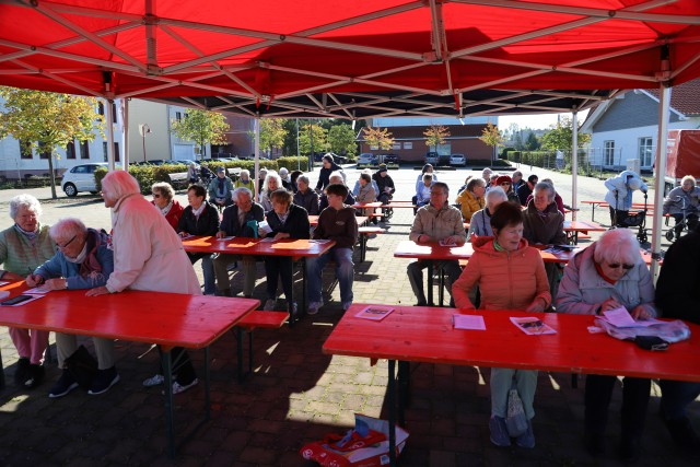 Ökumenisches Erntedankfest auf dem Marktplatz in Duingen