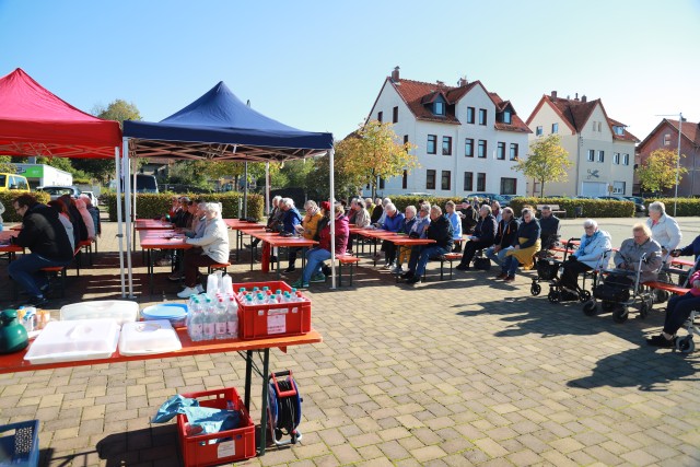 Ökumenisches Erntedankfest auf dem Marktplatz in Duingen