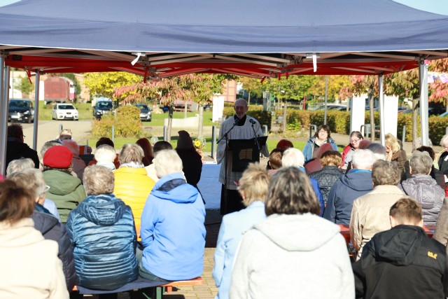 Ökumenisches Erntedankfest auf dem Marktplatz in Duingen