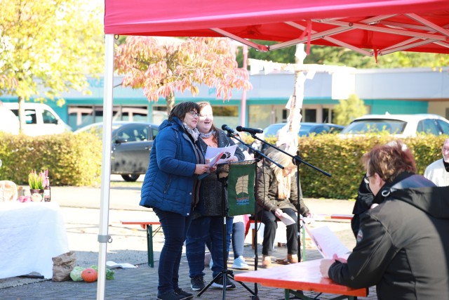 Ökumenisches Erntedankfest auf dem Marktplatz in Duingen