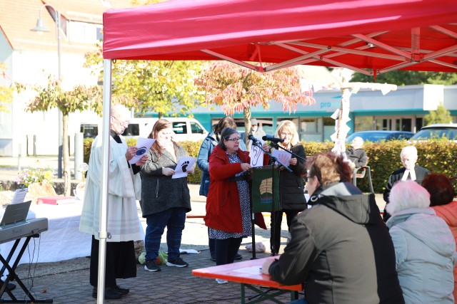 Ökumenisches Erntedankfest auf dem Marktplatz in Duingen