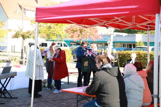 Ökumenisches Erntedankfest auf dem Marktplatz in Duingen