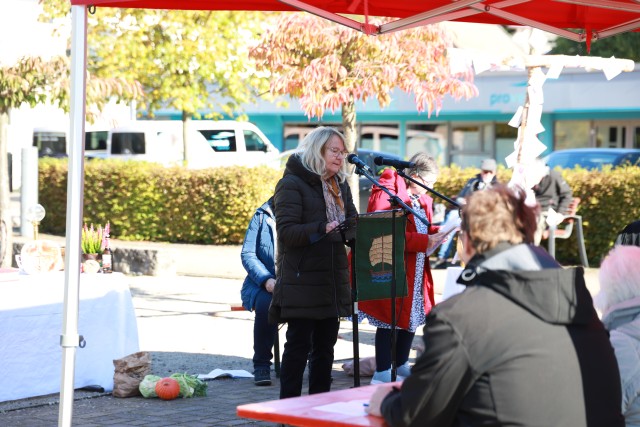 Ökumenisches Erntedankfest auf dem Marktplatz in Duingen