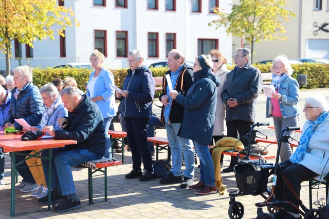 Ökumenisches Erntedankfest auf dem Marktplatz in Duingen