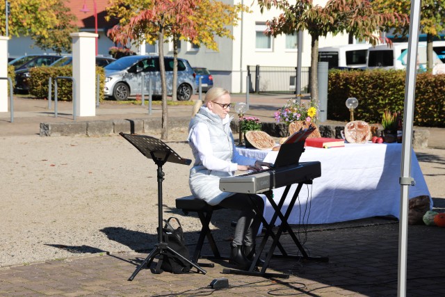 Ökumenisches Erntedankfest auf dem Marktplatz in Duingen