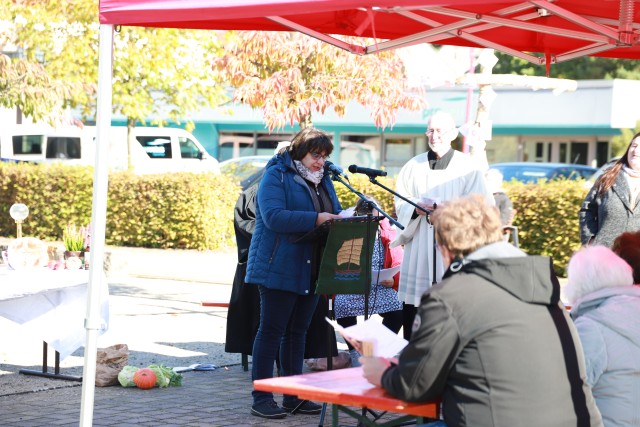 Ökumenisches Erntedankfest auf dem Marktplatz in Duingen