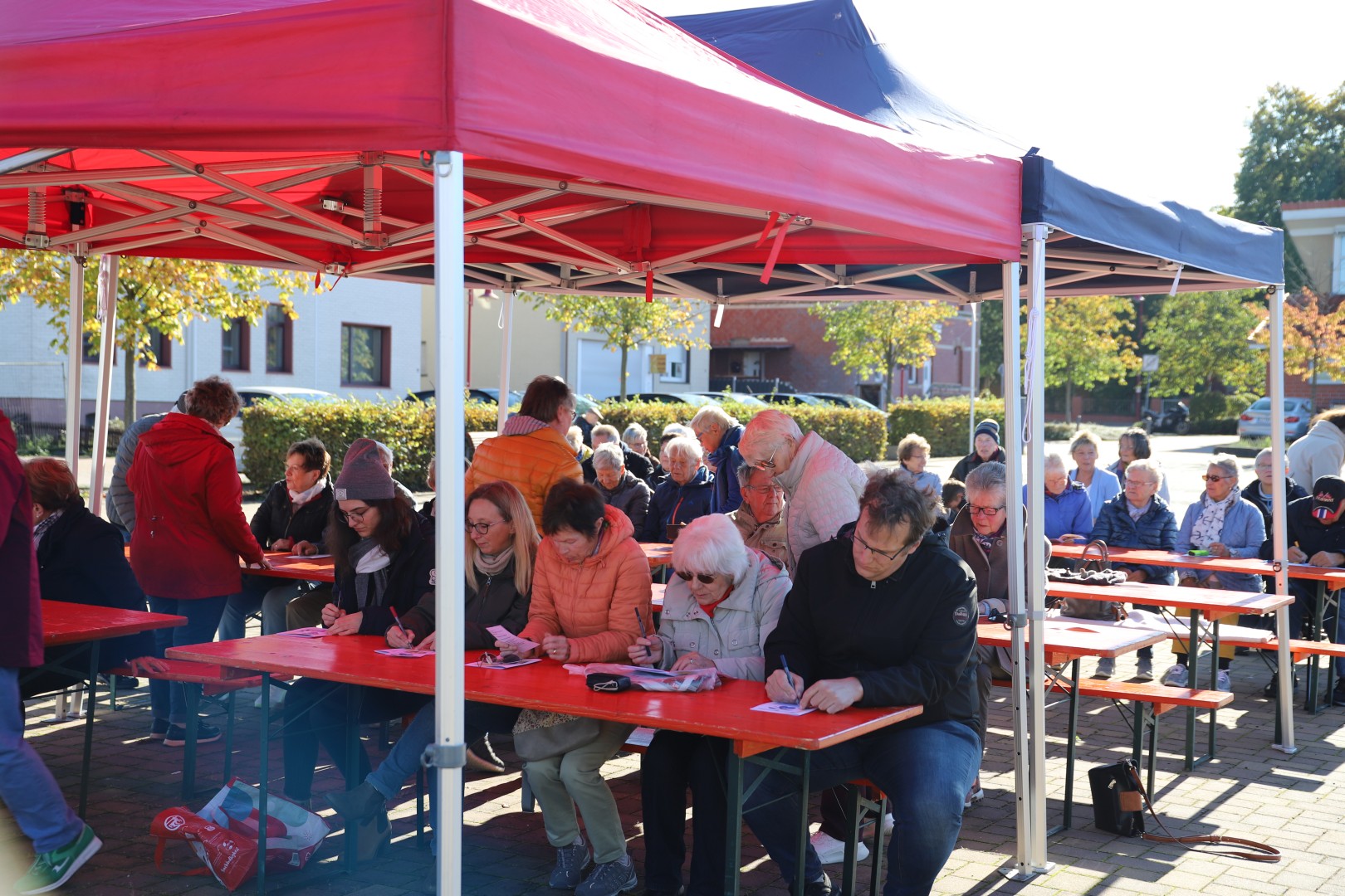 Ökumenisches Erntedankfest auf dem Marktplatz in Duingen