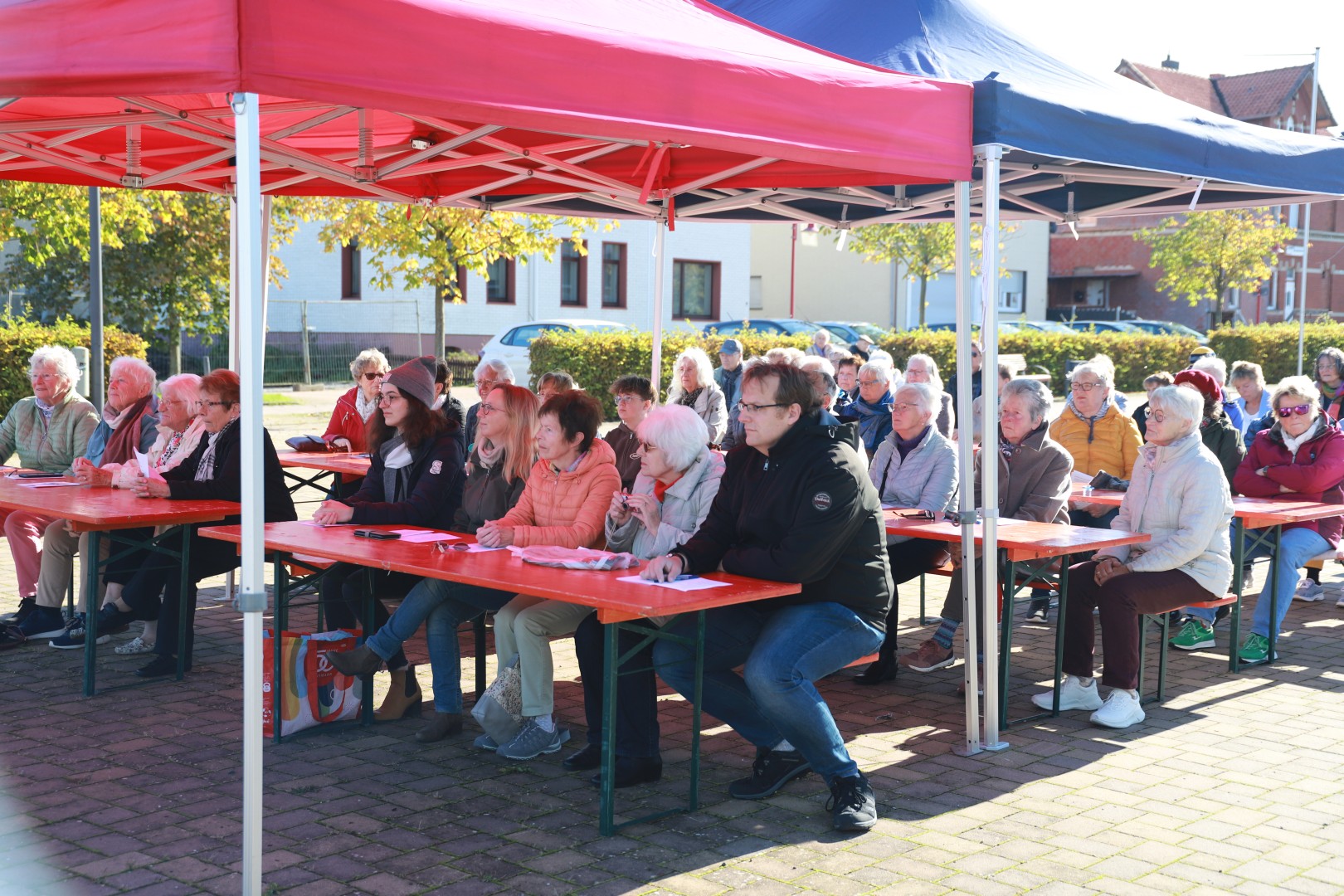 Ökumenisches Erntedankfest auf dem Marktplatz in Duingen