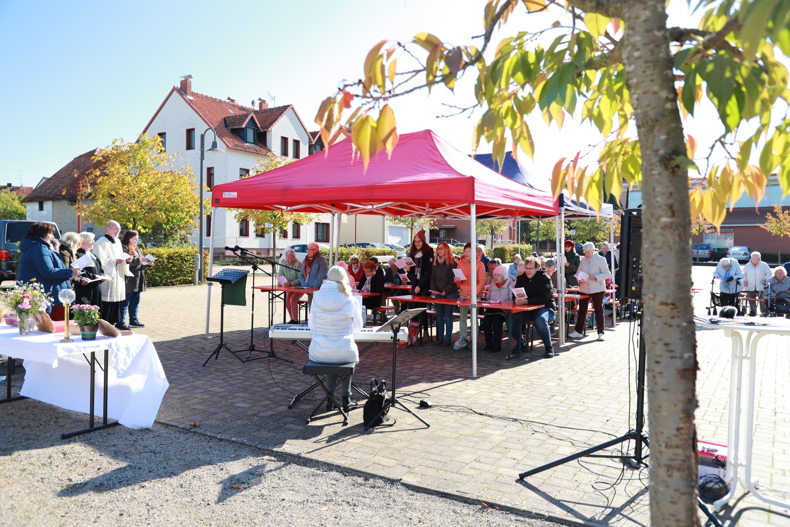 Ökumenisches Erntedankfest auf dem Marktplatz in Duingen