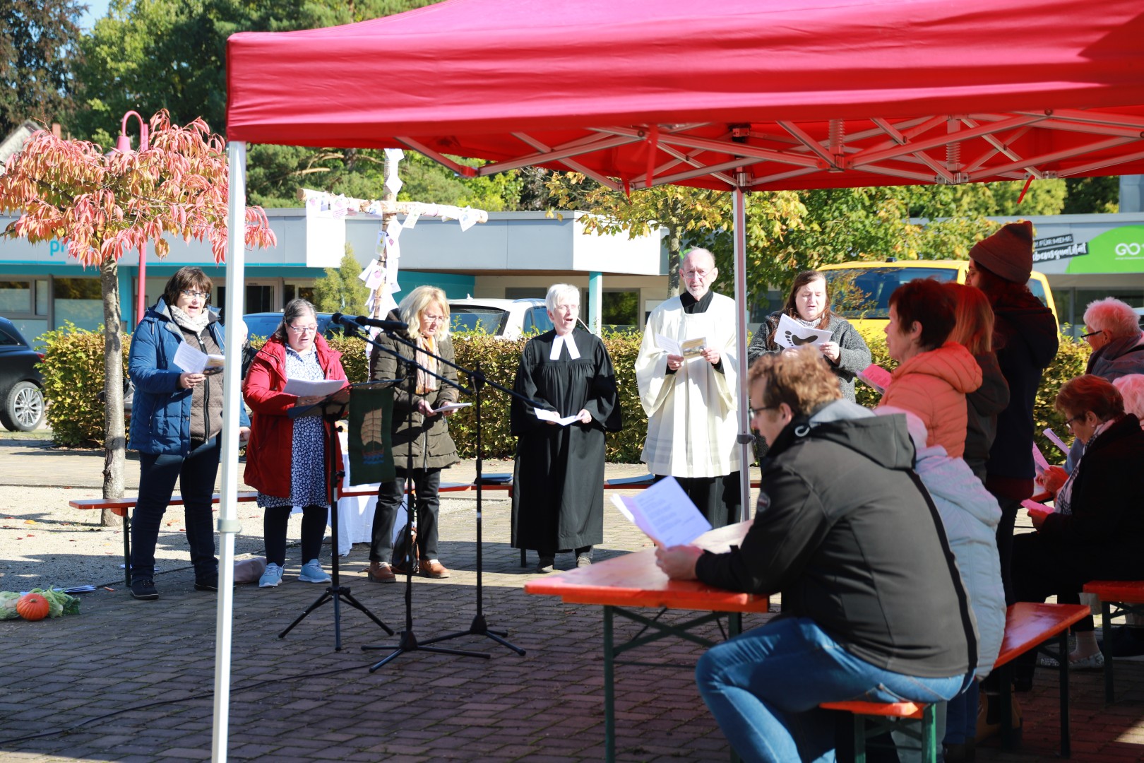 Ökumenisches Erntedankfest auf dem Marktplatz in Duingen