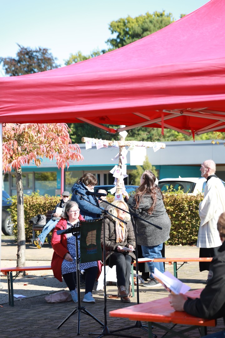 Ökumenisches Erntedankfest auf dem Marktplatz in Duingen