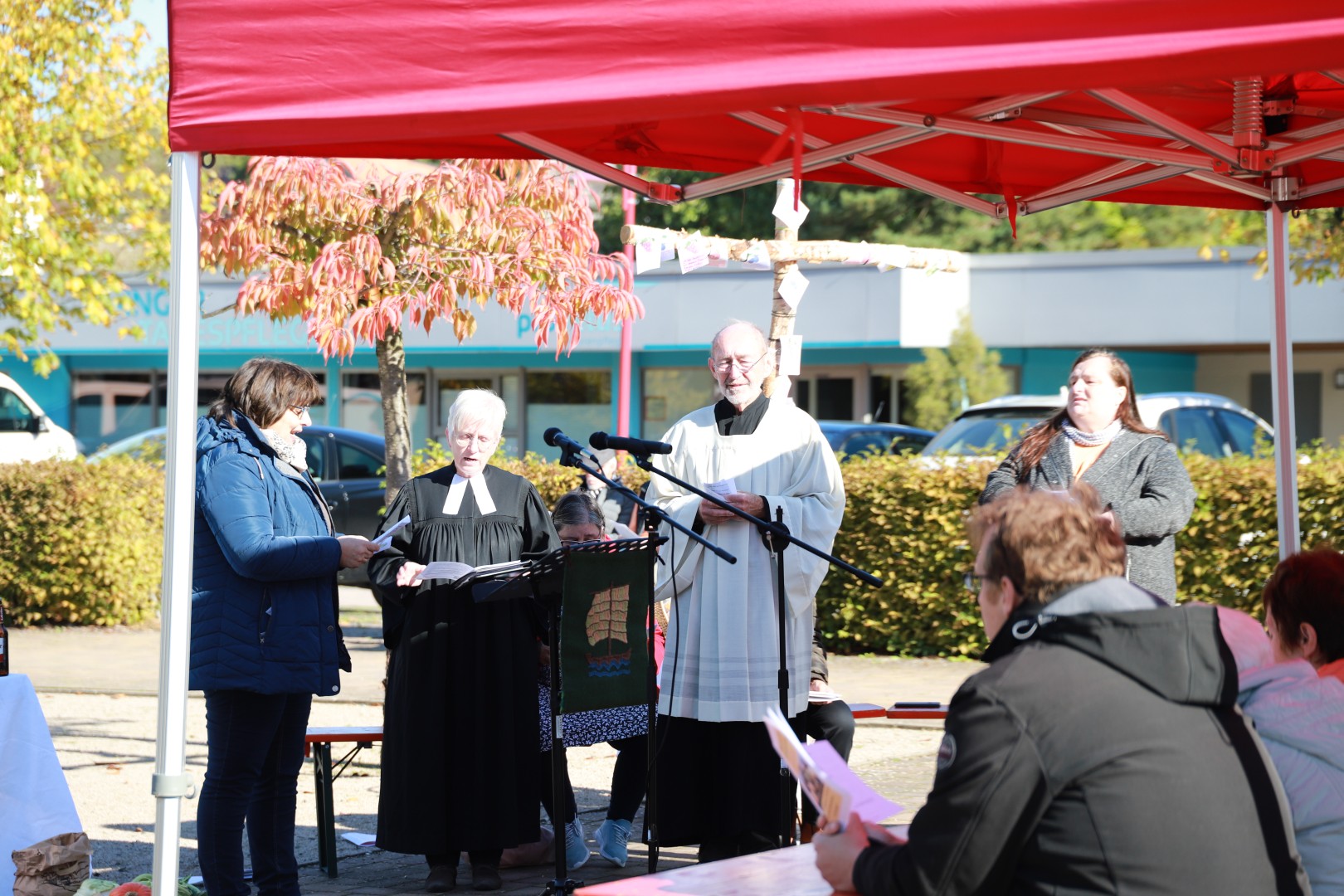 Ökumenisches Erntedankfest auf dem Marktplatz in Duingen