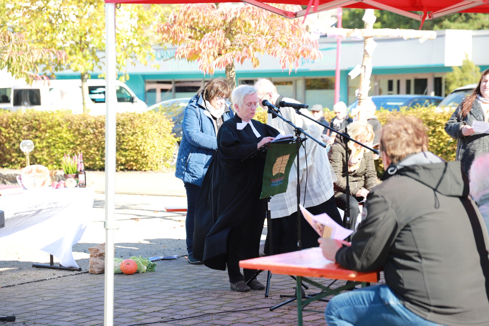 Ökumenisches Erntedankfest auf dem Marktplatz in Duingen