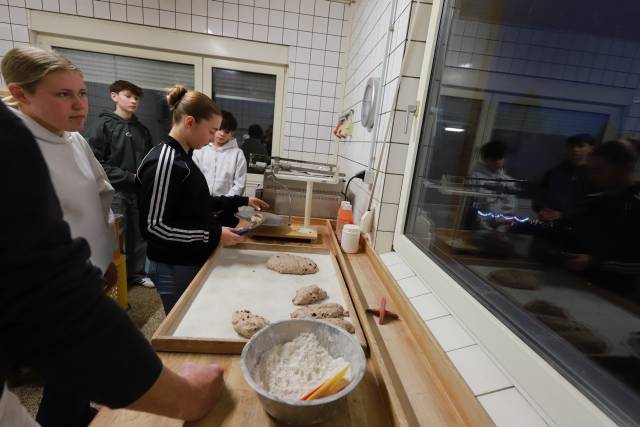 Unsere Konfirmanden backen Brot