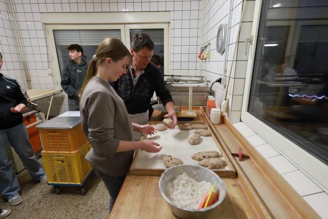 Unsere Konfirmanden backen Brot