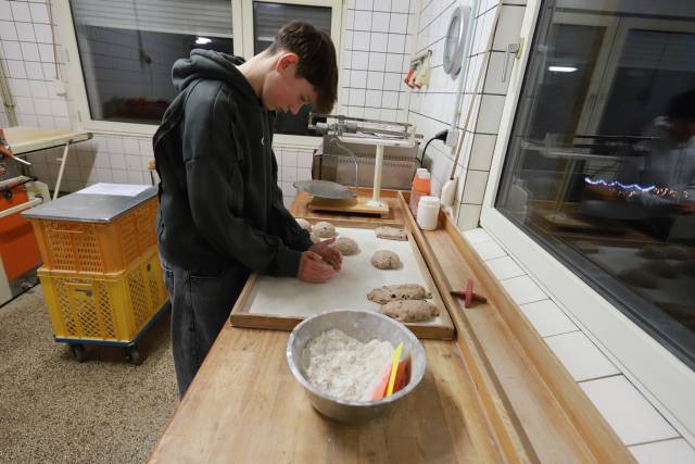 Unsere Konfirmanden backen Brot