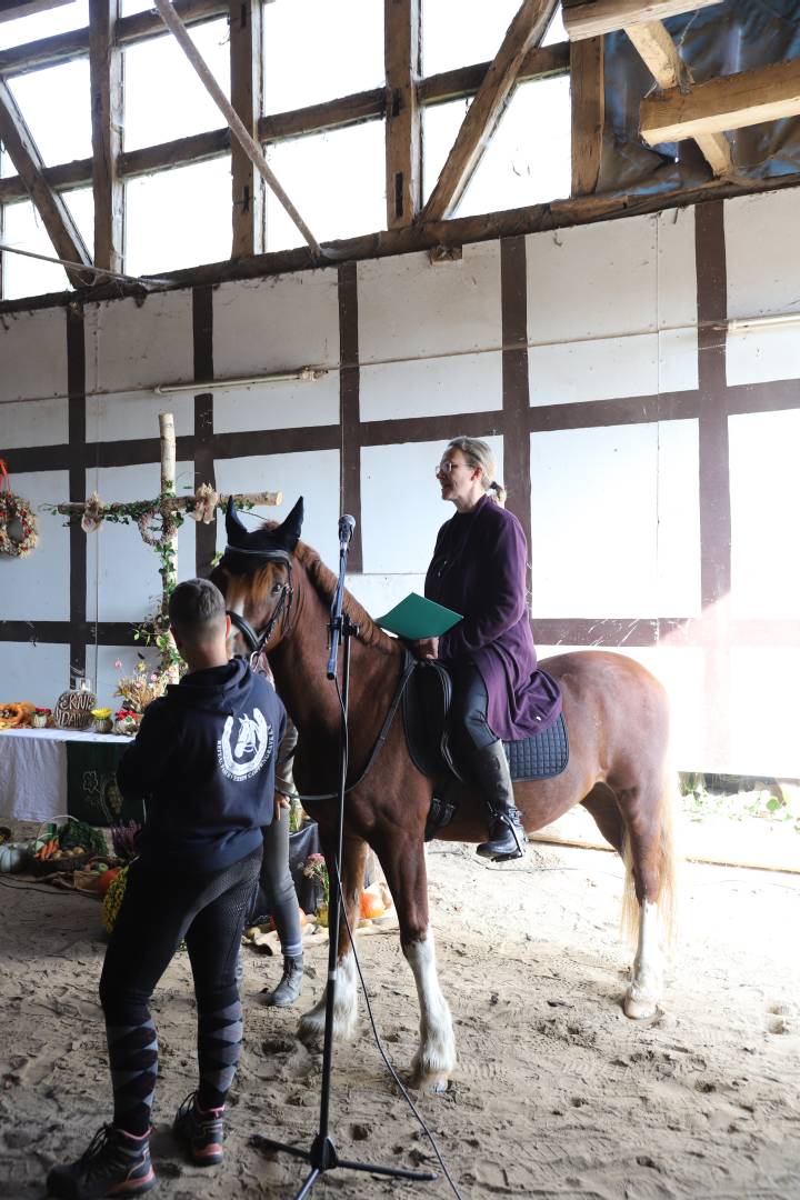 Ökumenisches Erntedankfest im Reitstall